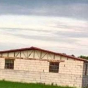 厂房仓库出租长租交通便利，生活配套，环境清幽，2栋厂房带围墙